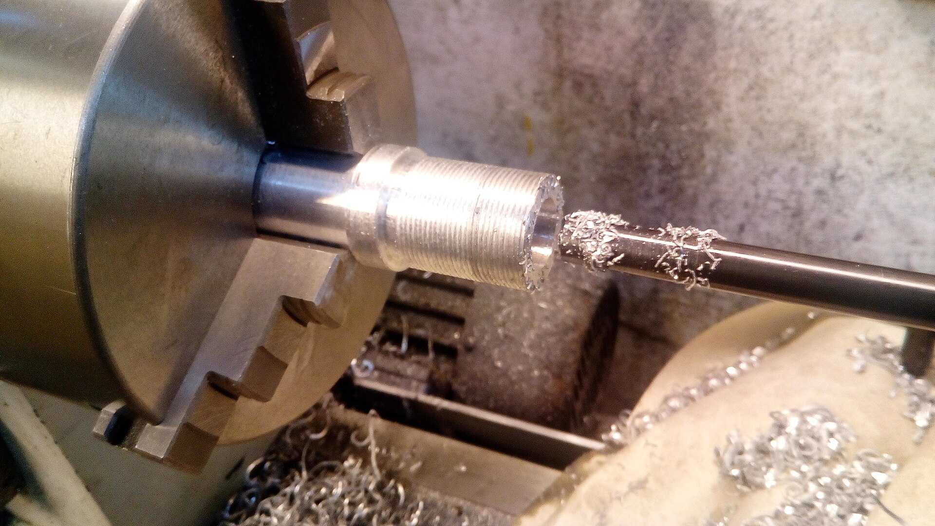 Figure 3 — Boring: a bar reaches into a drilled hole and cuts outward to enlarge it to a precise, concentric internal diameter. Source: Wikimedia Commons.